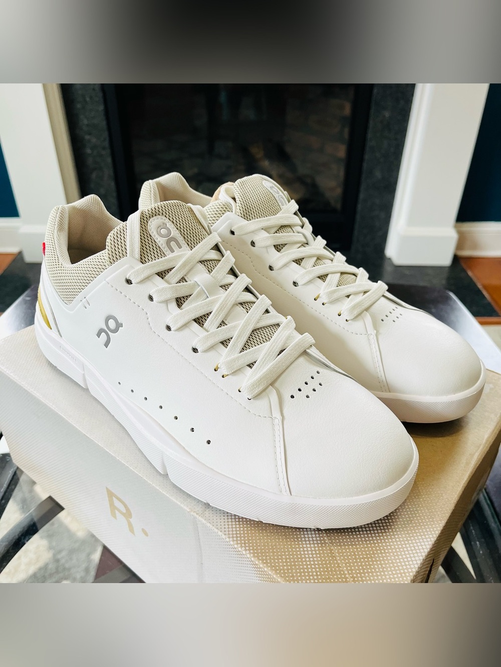 Sz 8 ON The Roger Advantage Men's Running Shoe White/Bronze (Women 9.5) 48.98343 - Picture 3 of 7